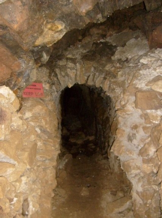  Uno de los túneles para explorar 